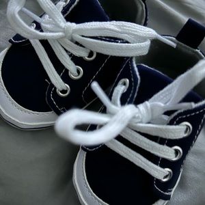 Baby shoes 0-6 months.